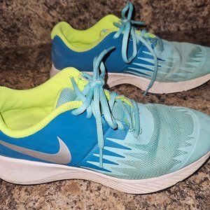 Nike Star Runner girls youth tennis shoes